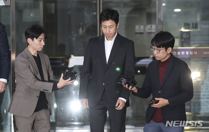 [인천=뉴시스] 김근수 기자 = 마약 투약혐의로 입건된 배우 이선균이 28일 인천 남동구 인천논현경찰서에서 시약 검사를 마치고 나서고 있다. 2023.10.28. ks@newsis.com