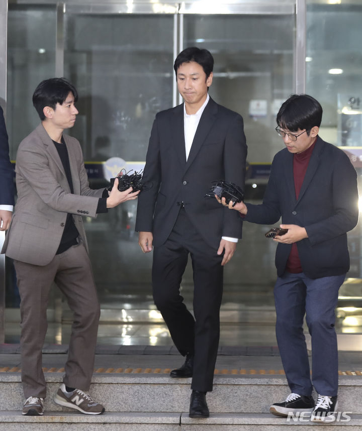 [인천=뉴시스] 김근수 기자 = 마약 투약혐의로 입건된 배우 이선균이 28일 인천 남동구 인천논현경찰서에서 시약 검사를 마치고 나서고 있다. 2023.10.28. ks@newsis.com