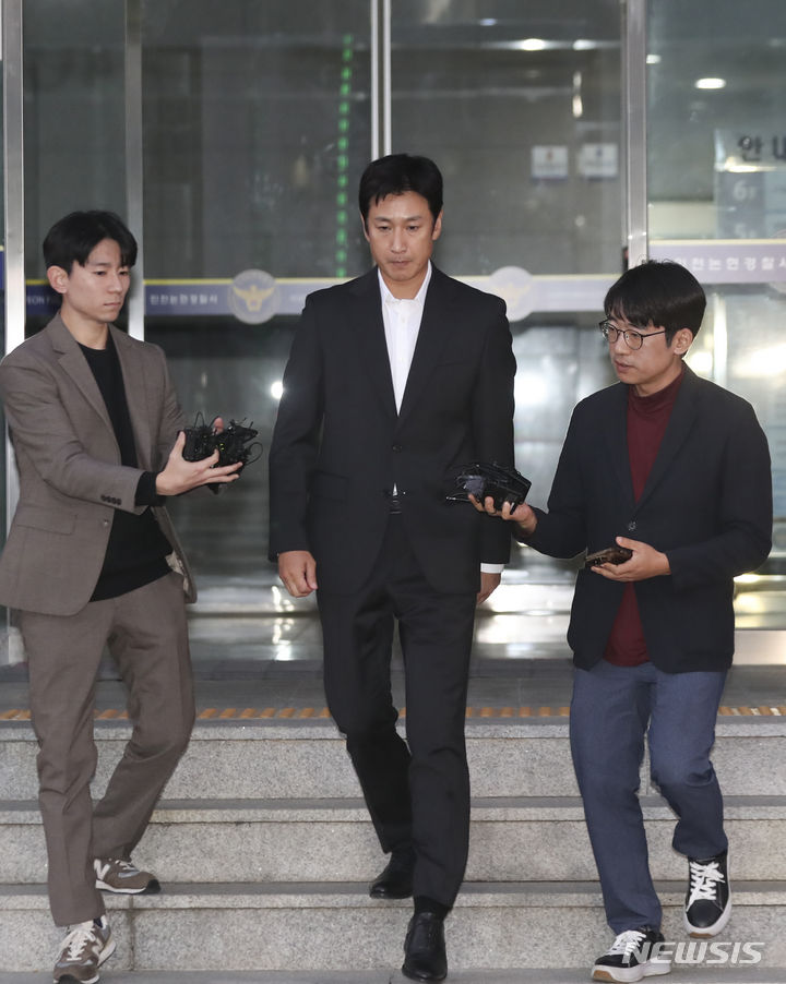 [인천=뉴시스] 김근수 기자 = 마약 투약혐의로 입건된 배우 이선균이 28일 인천 남동구 인천논현경찰서에서 시약 검사를 마치고 나서고 있다. 2023.10.28. ks@newsis.com