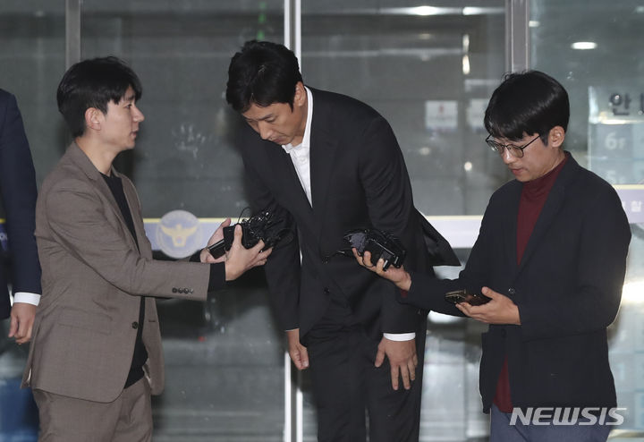 [인천=뉴시스] 김근수 기자 = 마약 투약혐의로 입건된 배우 이선균이 28일 인천 남동구 인천논현경찰서에서 시약 검사를 마치고 나서고 있다. 2023.10.28. ks@newsis.com