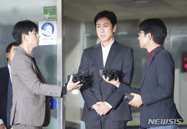 [인천=뉴시스] 김근수 기자 = 마약 투약혐의로 입건된 배우 이선균이 28일 인천 남동구 인천논현경찰서에서 시약 검사를 마치고 나서고 있다. 2023.10.28. ks@newsis.com