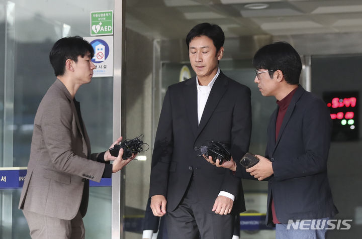 [인천=뉴시스] 김근수 기자 = 마약 투약혐의로 입건된 배우 이선균이 28일 인천 남동구 인천논현경찰서에서 시약 검사를 마치고 나서고 있다. 2023.10.28. ks@newsis.com