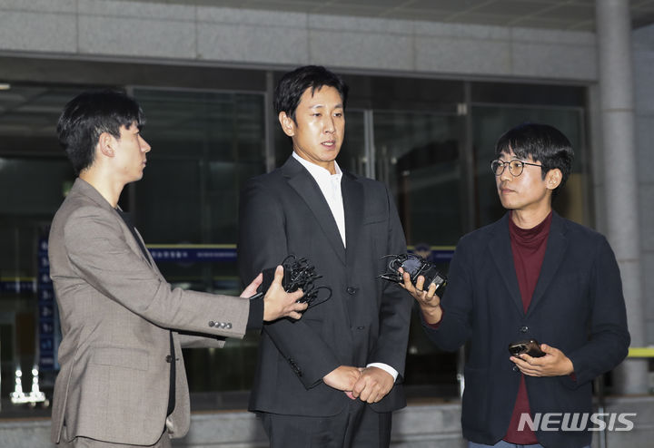 [인천=뉴시스] 김근수 기자 = 마약 투약혐의로 입건된 배우 이선균이 28일 인천 남동구 인천논현경찰서에서 시약 검사를 마치고 취재진 질문에 답하고 있다. 2023.10.28. ks@newsis.com