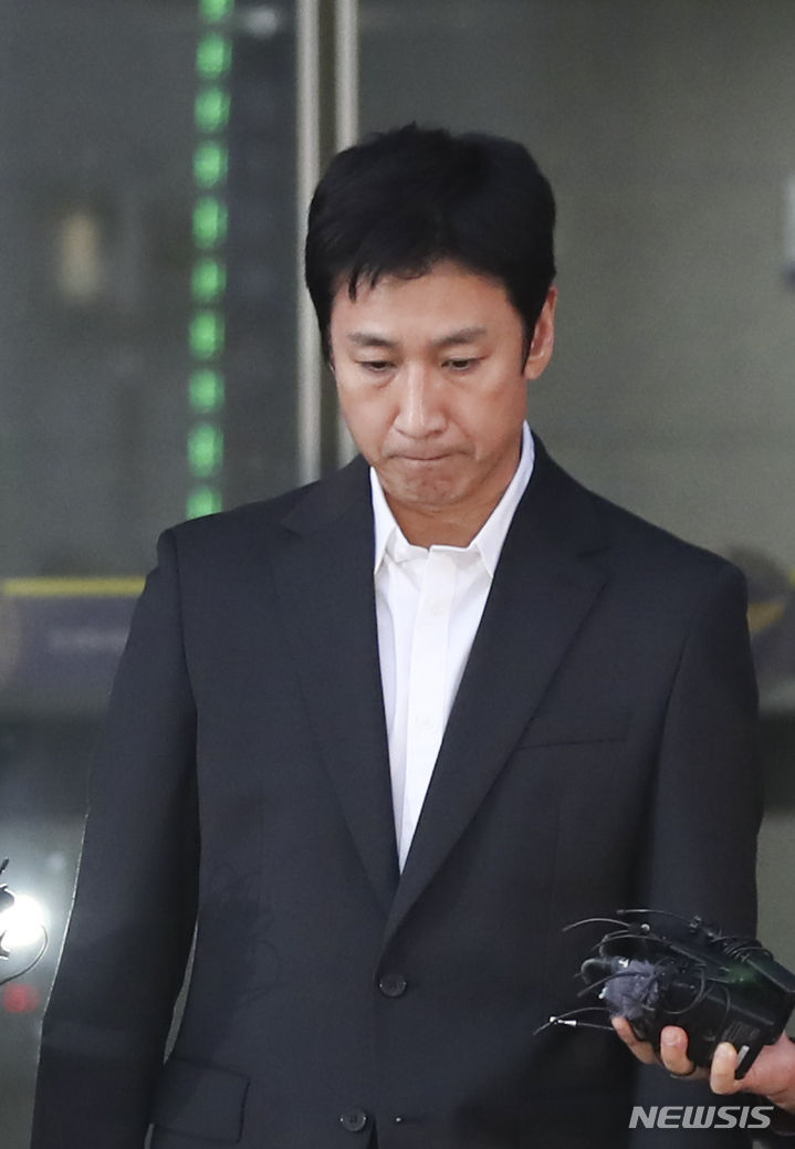 [인천=뉴시스] 김근수 기자 = 마약 투약혐의로 입건된 배우 이선균이 28일 인천 남동구 인천논현경찰서에서 시약 검사를 마치고 귀가하고 있다. 2023.10.28. ks@newsis.com