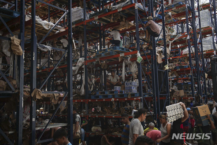 [ 아카풀코( 멕시코)=AP/뉴시스] 허리케인 피해지역 아카풀코 중심가에서 10월 28일 대형 마트의 창고와 상점들을 약탈하는 주민들. 2023.10.29.&nbsp; 