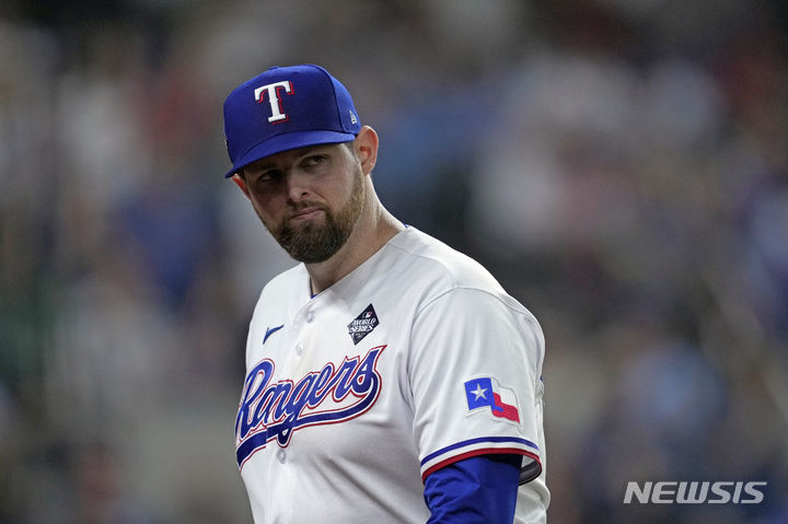 [알링턴=AP/뉴시스] 텍사스 레인저스 조던 몽고메리가 10월 29일 열린 애리조나 다이아몬드백스와 월드시리즈 2차전 7회 마운드를 내려가고 있다. 2023.10.29.