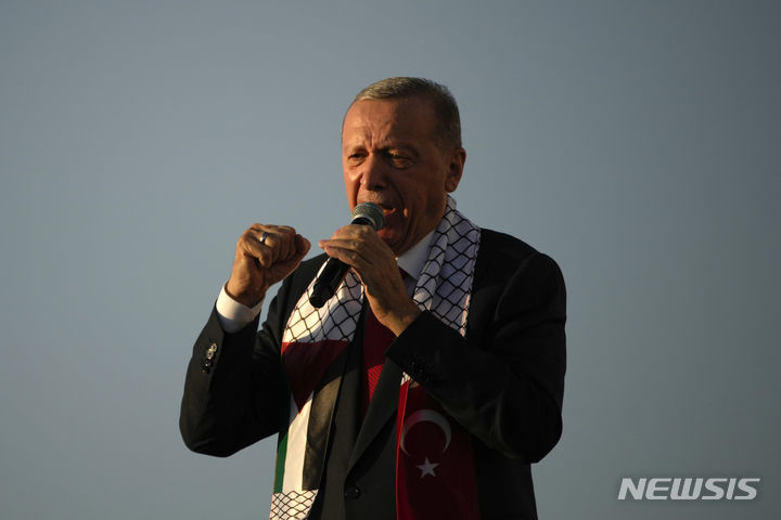 [이스탄불=AP/뉴시스] 레제프 타이이프 에르도안 튀르키예 대통령은 자국이 이스라엘과 팔레스타인 무장 정파 하마스 사이 충돌 문제를 해결하기 위한 보증인 역할을 할 준비가 돼 있다고 확인했다. 사진은 지난달 28일(현지시간) 이스탄불에서 팔레스타인 지지 집회에서 연설에 나선 에르도안 대통령의 모습. 2023.11.10.
