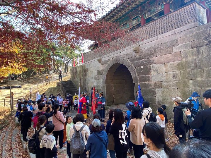 [부산=뉴시스] 시민들이 금정산성을 걷고 있다. (사진=금정구 제공) *재판매 및 DB 금지