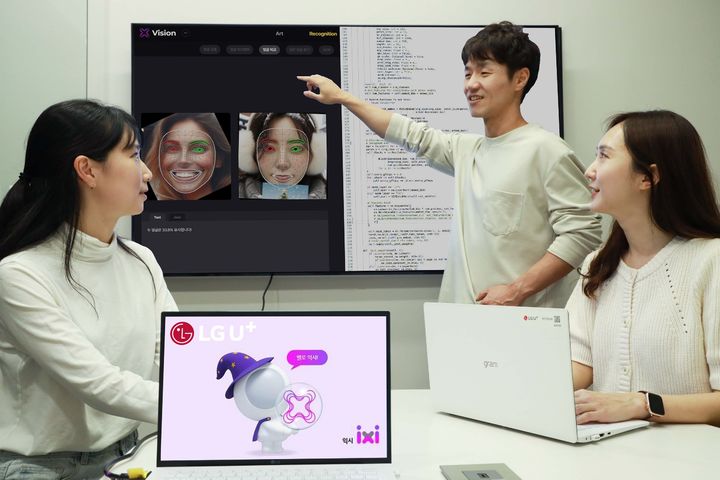 LG유플러스는 회사가 보유한 통신·플랫폼 데이터와 AI 기술 역량을 활용해 통신 맞춤형 AI인 ‘익시젠’을 개발한다고 29일 밝혔다. 사진은 LG유플러스 임직원들이 AI 브랜드 익시의 AI 기술을 테스트하는 모습.. (사진=LG유플러스 제공) *재판매 및 DB 금지