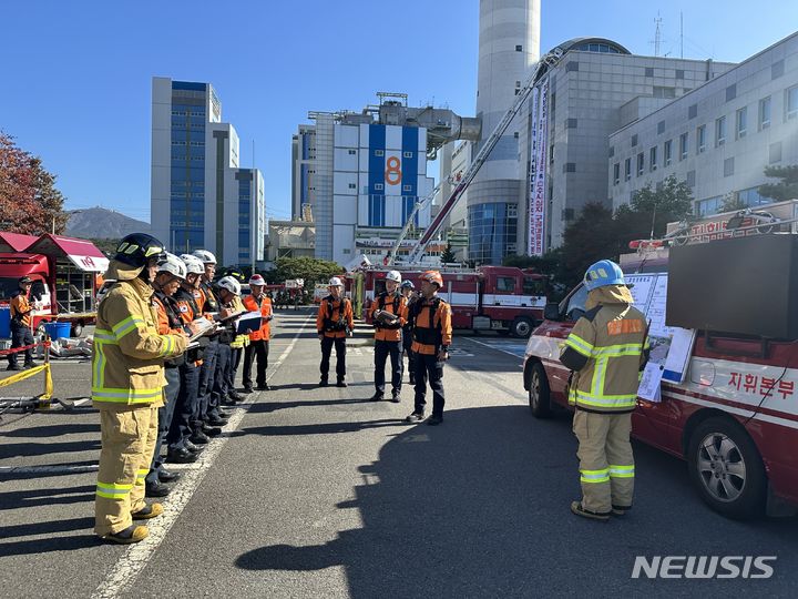 [하동=뉴시스] 차용현 기자 = 경남 하동소방서 소방관들이 지난 27일 하동빛드림본부에서 2023년 재난 대응 긴급구조종합 훈련을 실시하고 있다. 2023.10.29.(사진=하동소방서 제공)photo@newsis.com