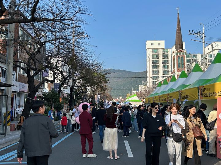 [창원=뉴시스] 강경국 기자 = 경남 창원시 진해구 중원로 일대(중원광장)에서 28일부터 29일까지 2023 진해 가을군항제가 개최되고 있다. (사진=창원시청 제공). 2023.10.29. photo@newsis.com *재판매 및 DB 금지