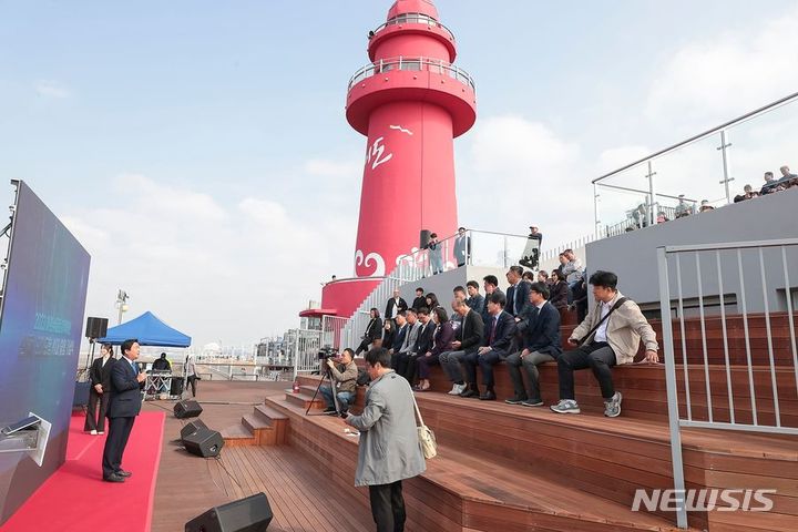 새롭게 단장한 오이도항.