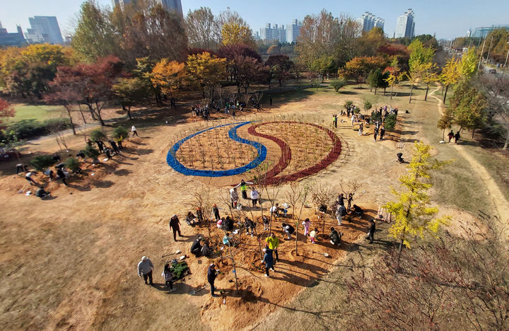 [광주=뉴시스] 이영주 기자 = 광주 광산구는 지난 28일 광산구 쌍암근린공원에서 시민들과 함께 '기념나무 심기' 행사를 진행했다고 29일 밝혔다. (사진 = 광주 광산구 제공) 2023.10.29. photo@newsis.com *재판매 및 DB 금지