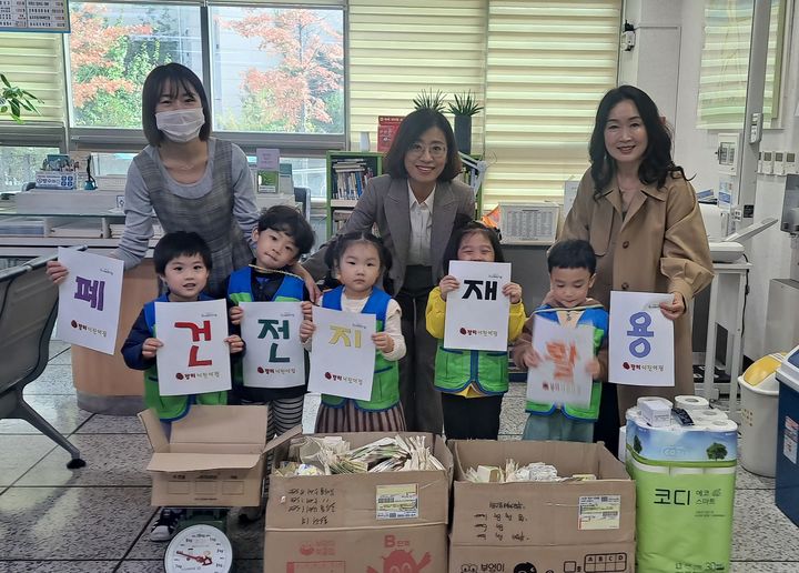 [대구=뉴시스] 대구시 수성구 장미어린이집은 원아들과 함께 모은 우유팩과 폐건전지를 행정복지센터에 전달했다. (사진 = 대구시 수성구 제공) 2023.10.29. photo@newsis.com *재판매 및 DB 금지