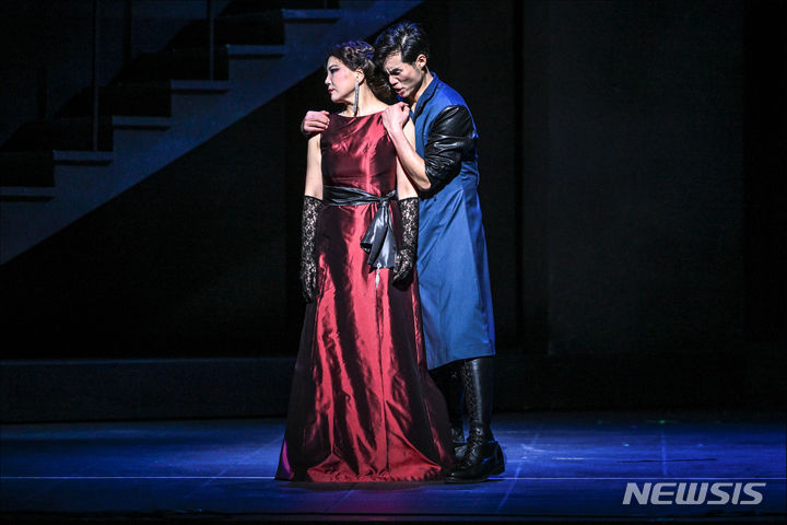 [서울=뉴시스]오페라 '투란도트' 공연 사진. 칼라프 왕자 역의 테너 이용훈과 투란도트 역의 이윤정. (사진=세종문화회관 서울시오페라단 제공) 2023.10.29. photo@newsis.com *재판매 및 DB 금지