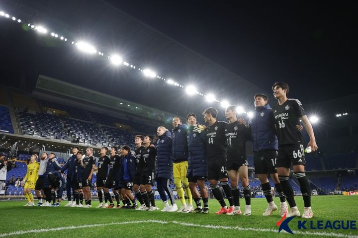 [서울=뉴시스] 프로축구 K리그1 울산현대 선수단. (사진=한국프로축구연맹 제공) *재판매 및 DB 금지