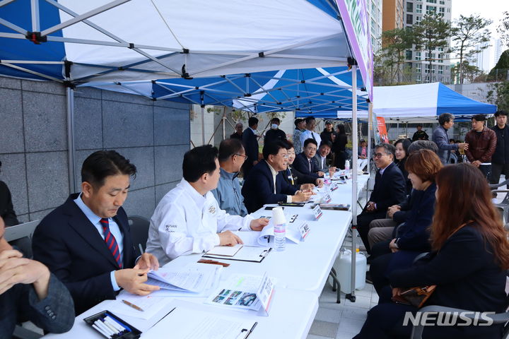 [부산=뉴시스]장제원 국민의힘 의원이 지난 28일 오전 부산 사상구 덕포동 '사상중흥S-클래스그랜드센트럴' 앞에서 제59회 민원인의 날을 진행하고 있다. 