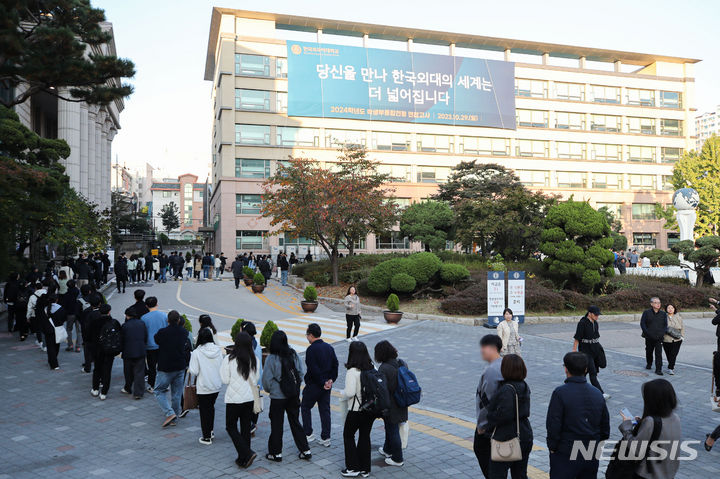 [서울=뉴시스] 권창회 기자 = 29일 오전 서울 동대문구 한국외국어대학교에서 수험생들이 2024학년도 수시모집 학생부종합전형 면접고사를 보기 위해 줄서서 대기하고 있다. 2023.10.29. kch0523@newsis.com