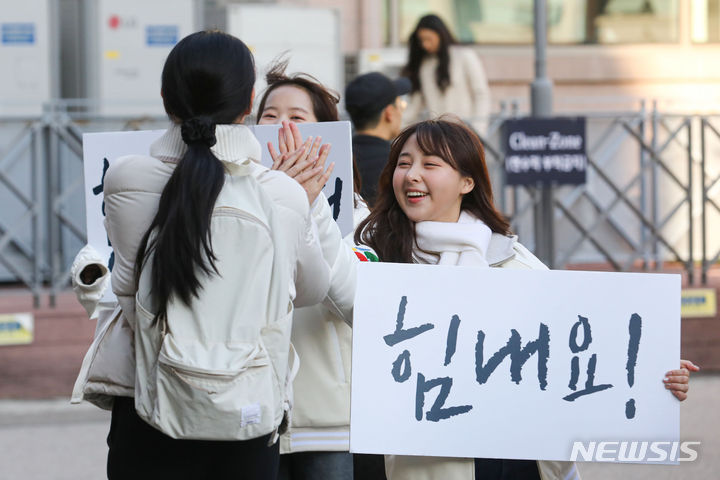 [서울=뉴시스] 권창회 기자 = 29일 오전 서울 동대문구 한국외국어대학교에서 열린 2024학년도 수시모집 학생부종합전형 면접고사에서 한국외대 학생 홍보대원들이 수험생들을 응원하고 있다. 2023.10.29. kch0523@newsis.com