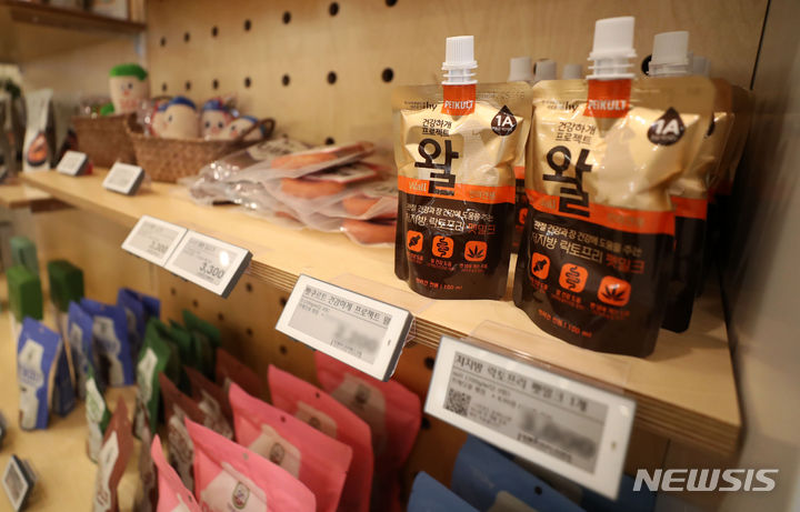 [서울=뉴시스] 김선웅 기자 = 반려동물 양육인구가 600만 명을 넘어서며 반려동물 건강관리 관련 산업이 성장하고 있다. hy는 반려동물 전문 브랜드 '잇츠온 펫츠 펫쿠르트'를 출시해 수제간식과 영양제 등을 선보이고 있다. 29일 서울 소재 hy의 무인매장 프레딧샵에서 각종 반려동물용 간식 등이 판매되고 있다. 2023.10.29. mangusta@newsis.com