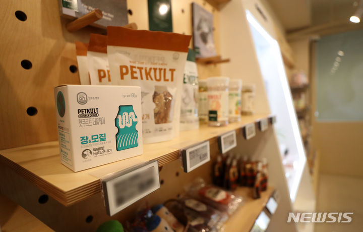 [서울=뉴시스] 김선웅 기자 = 반려동물 양육인구가 600만 명을 넘어서며 반려동물 건강관리 관련 산업이 성장하고 있다. hy는 반려동물 전문 브랜드 '잇츠온 펫츠 펫쿠르트'를 출시해 수제간식과 영양제 등을 선보이고 있다. 29일 서울 소재 hy의 무인매장 프레딧샵에서 각종 반려동물용 간식 등이 판매되고 있다. 2023.10.29. mangusta@newsis.com