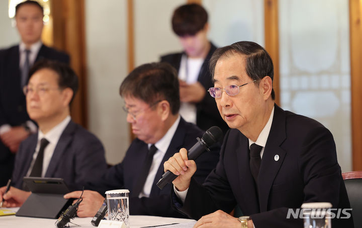 [서울=뉴시스] 김명원 기자 = 한덕수 국무총리가 29일 오전 서울 종로구 삼청동 총리서울공관에서 열린 고위 당정협의회에서 발언하고 있다. (공동취재사진) 2023.10.29. photo@newsis.com