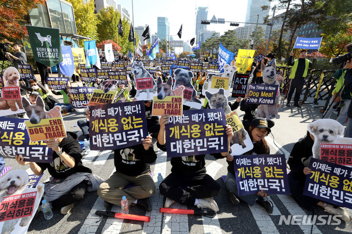 [서울=뉴시스] 조성봉 기자 = 29일 오후 서울 여의도 국회 앞에서 열린 '개 식용 금지법 제정 촉구' 집회에서 참가자들이 구호를 외치고 있다. 동물권 대국민연대는 공동선언문을 통해 “정부와 국회는 완전한 개식용종식을 위한 입법과 실행에 지금 당장 나서라”고 촉구했다. 2023.10.29. suncho21@newsis.com