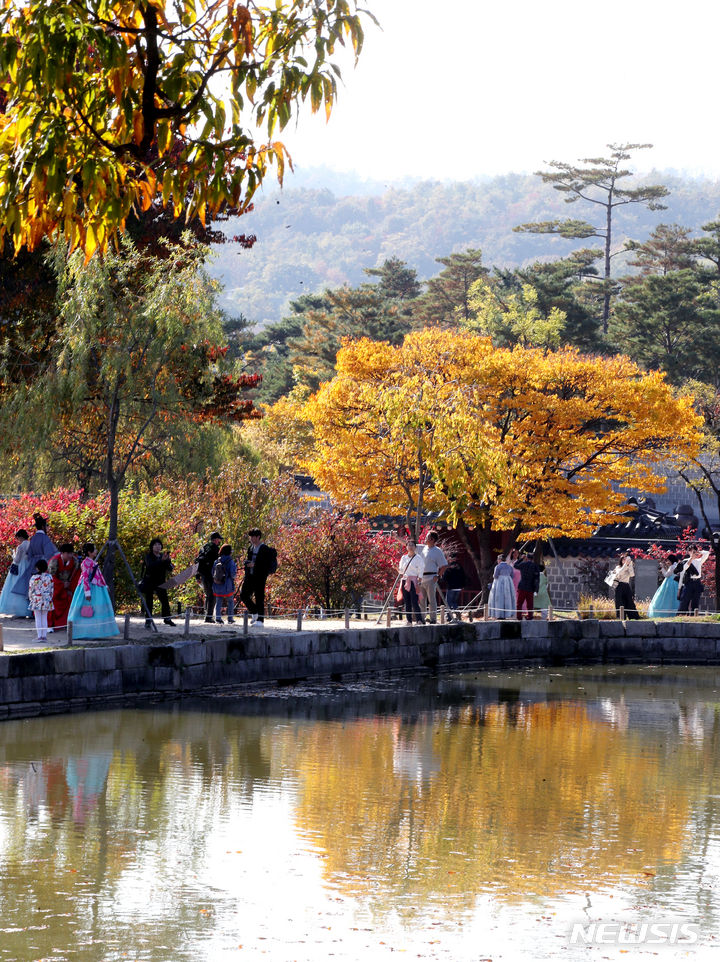 [서울=뉴시스] 김명원 기자 = 29일 서울 종로구 경복궁에서 시민들과 관광객들이 알록달록하게 물든 가을을 만끽하고 있다. 2023.10.29. kmx1105@newsis.com