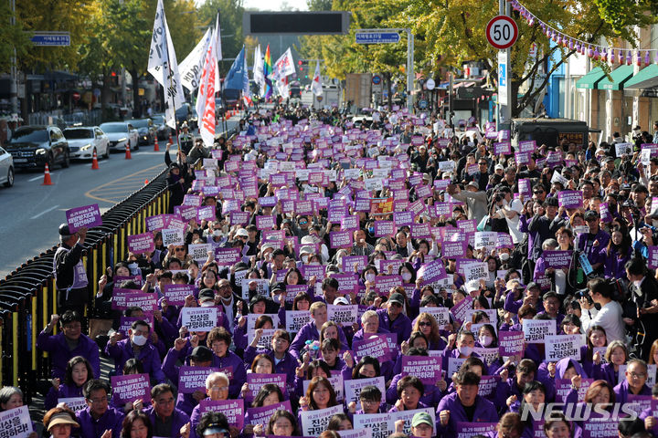 [서울=뉴시스] 김선웅 기자 = 10·29 이태원참사 1주기인 29일 서울 용산구 이태원 거리에서 참사 유가족 및 4대 종교(원불교, 개신교, 불교, 천주교) 관계자들이 4대 종교 기도회를 하고 있다. 2023.10.29. mangusta@newsis.com