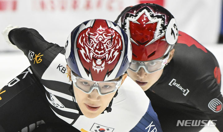 [몬트리올=AP/뉴시스] 서휘민(왼쪽)이 29일(현지시각) 캐나다 몬트리올에서 열린 2023-24 국제빙상경기연맹(ISU) 월드컵 2차 대회 여자 1000m 결승에서 역주하고 있다. 2023.10.30.