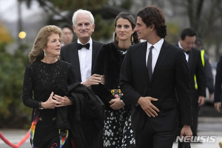 [보스턴=AP/뉴시스] 존 F. 케네디(JFK) 전 미국 대통령의 외손녀 타티아나 슐로스버그(35)가 '급성 골수성 백혈병(AML)'으로 시한부 1년 판정을 받아 화제다. 2025.11.24