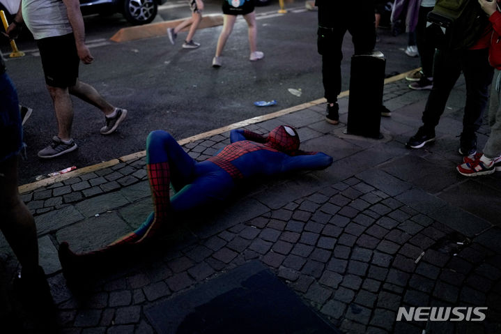 [부에노스아이레스=AP/뉴시스] 29일(현지시간) 아르헨티나 부에노스아이레스에서 스파이더맨 복장을 한 한 남성이 포즈를 취하고 있다. 2023.10.30.