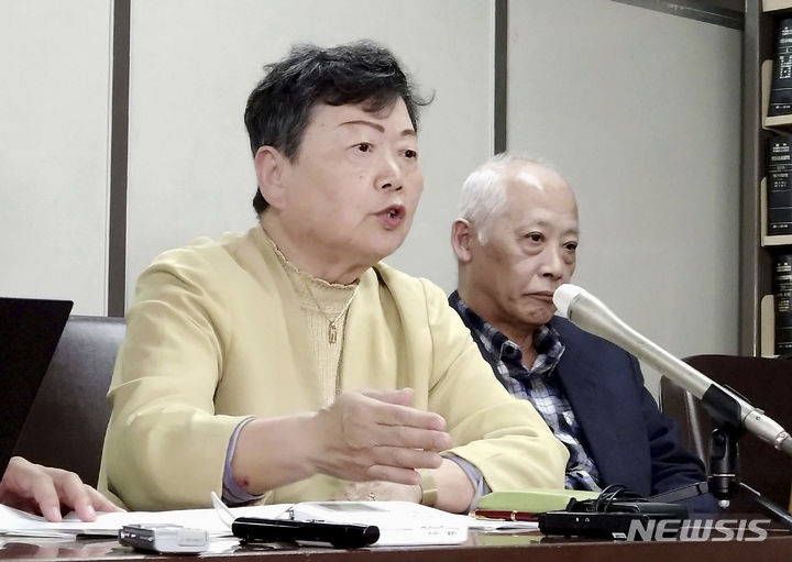[도쿄=AP/뉴시스]'북송' 사업의 일환으로 북한으로 건너갔다가 탈출한 재일교포 등 4명이 북한을 상대로 손해배상을 요구한 소송에 대해 일본 법원이 26일 판결을 내려진다. 사진은 원고 중 한 명인 탈북자 가와사키 에이코가 2023년 10월 30일 도쿄에서 기자회견을 하고 있는 모습. 20326.01.26.