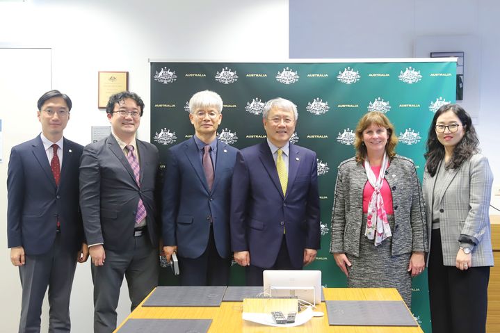 숭실대 장범식 총장(왼쪽에서 4번째)이 지난 26일 오후 4시 캐서린 레이퍼(Catherine Raper) 주한 호주 대사(왼쪽에서 5번째)의 초청으로 대사관에서 차담회를 가졌다고 30일 알렸다. (사진=숭실대 제공) *재판매 및 DB 금지