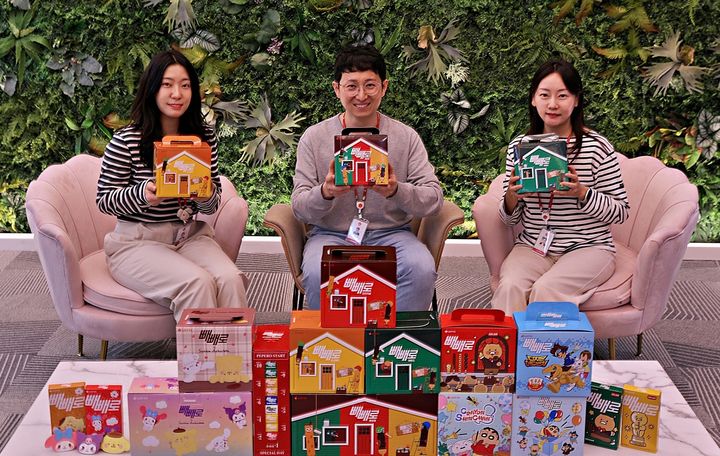 모델이 다양한 캐릭터와 협업한 빼빼로 제품을 들어보이고 있다.(사진=롯데웰푸드 제공) *재판매 및 DB 금지