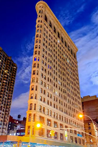 [서울=뉴시스] 121년간 미국 뉴욕을 상징하는 건축물 중 하나로 꼽혔던 플랫아이언 빌딩이 사무실에서 고급 아파트로 리모델링 된다고 미국 뉴욕타임스(NYT)가 지난 26일(현지시간) 보도했다. 사진은 맨해튼의 중심지에 있는 22층 규모의 플랫아이언 빌딩. (사진=유튜브 갈무리) 2023.10.30 *재판매 및 DB 금지