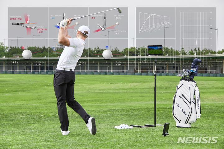 [서울=뉴시스] 골프존 골프 런치모니터 'WAVE'. (사진=골프존 제공) 2023.10.30. photo@newsis.com