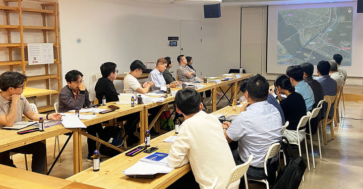 [서울=뉴시스] 코레일이 용산국제업무지구 개발사업을 공공주도로 안정적으로 추진하기 위해 도시개발 전문가로 이루어진 MP단(Master Planner)을 구성해 자문회의를 열고 있다. 2023.10.30.(사진=한국철도공사 제공) photo@newsis.com *재판매 및 DB 금지