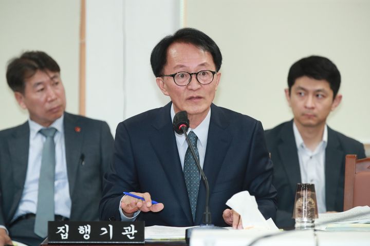 [제주=뉴시스] 고승철 제주관광공사 사장 후보자가 30일 오전 제주도의회 문화관광체육위원회 인사청문회에서 의원들 질의에 답변하고 있다. (사진=제주도의회 제공) 2023.10.30. photo@newsis.com *재판매 및 DB 금지
