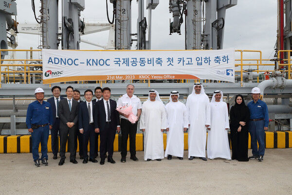 [여수=뉴시스] 아부다비 국영석유사(ADNOC)와 한국석유공사 관계자가 전남 여수시 여수비축기지 앞에서 국제공동비축 첫 물량 입고를 축하하고 있다. YGPA 제공 *재판매 및 DB 금지