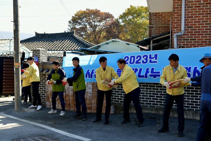 [장수=뉴시스] 최정규 기자 = 사랑의 땔감 나누기 행사에 참여한 최훈식 장수군수. *재판매 및 DB 금지