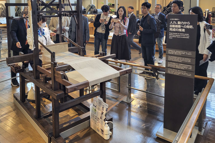 [나고야=뉴시스] 일본 아이치현에 위치한 토요타 산업기술 기념관에 전시된 목제인력직기. (사진=한국자동차기자협회 제공) 2023.10.26 photo@newsis.com *재판매 및 DB 금지
