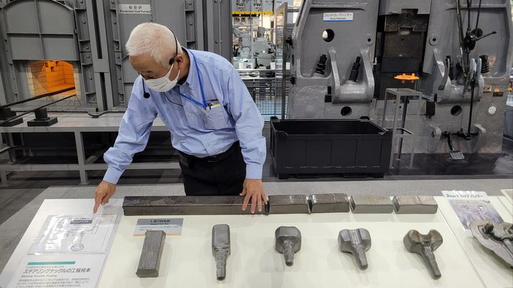 [나고야=뉴시스] 일본 아이치현에 위치한 토요타 산업기술 기념관에서 한 직원이 용접 훈련 및 단조 공정 사용 과정을 설명하고 있다. (사진=한국자동차기자협회 제공) 2023.10.26 photo@newsis.com *재판매 및 DB 금지