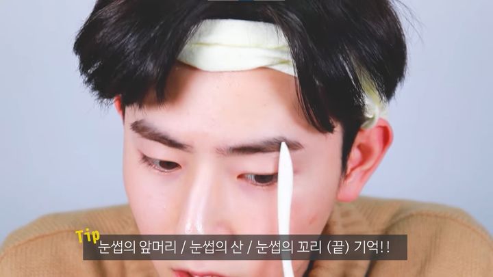 [서울=뉴시스]2020년 김정원이 자신의 유튜브 채널 '관리는 하고 살자'에 '남자 눈썹 깔끔하게 정리하는 방법!!'이라는 제목의 영상을 게재했다.(사진=유튜브'관리는 하고 살자'캡처) 2023.10.30 photo@newsis.com *재판매 및 DB 금지