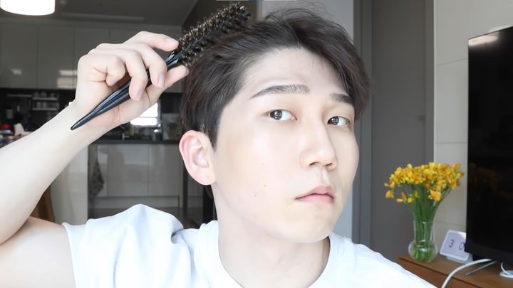 [서울=뉴시스]2022년 5월 이동준이 자신의 유튜브 채널 '티벳동생'에 '왁스 사용 NO! 처지는 모발 손쉽게 반 깐 머리 하는 법, 3분 컷 완성'이라는 제목의 영상을 게재했다.(사진=유튜브'티벳동생'캡처) 2023.10.30 photo@newsis.com *재판매 및 DB 금지