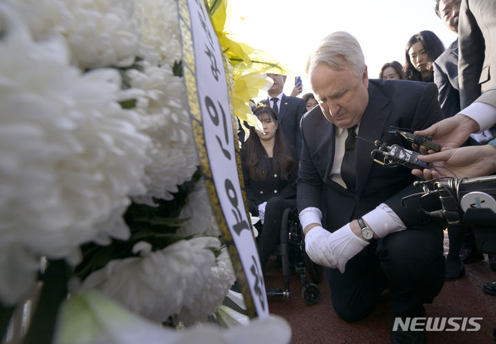 [광주=뉴시스] 변재훈 기자 = 인요한 국민의힘 혁신위원장이 30일 광주 북구 운정동 국립 5·18민주화묘지 내 행방불명자 묘역에 헌화하고 있다. 혁신위 출범 첫 일정이다.  2023.10.30. wisdom21@newsis.com