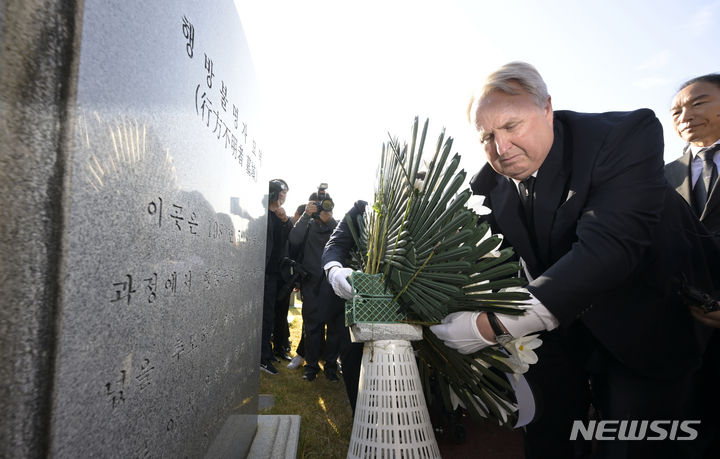 [광주=뉴시스] 변재훈 기자 = 인요한 국민의힘 혁신위원장이 30일 광주 북구 운정동 국립 5·18민주화묘지 내 행방불명자 묘역에 헌화하고 있다. 혁신위 출범 첫 일정이다.  2023.10.30. wisdom21@newsis.com