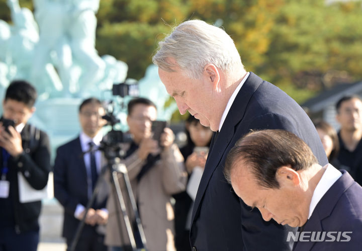 [광주=뉴시스] 변재훈 기자 = 인요한 국민의힘 혁신위원장이 30일 광주 북구 운정동 국립 5·18민주화묘지에서 오월영령을 참배·분향하고 있다. 혁신위 출범 첫 일정이다.  2023.10.30. wisdom21@newsis.com