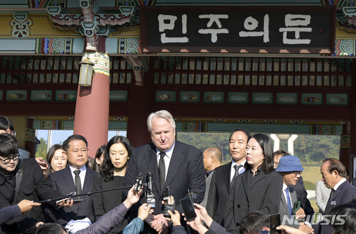 [광주=뉴시스] 변재훈 기자 = 인요한 국민의힘 혁신위원장이 30일 광주 북구 운정동 국립 5·18민주화묘지 민주의문 앞에서 취재진에게 참배 소감을 밝히고 있다. 인 위원장은 항쟁 당시 시민군 통역을 맡은 바 있으며, 이날 참배는 국민의힘 혁신위 출범 첫 일정이다.  2023.10.30. wisdom21@newsis.com