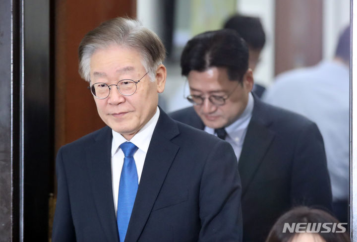 [서울=뉴시스] 고범준 기자 = 이재명 더불어민주당 대표와 홍익표 원내대표가 30일 오전 서울 여의도 국회에서 열린 최고위원회의에 참석하고 있다. 2023.10.30. bjko@newsis.com